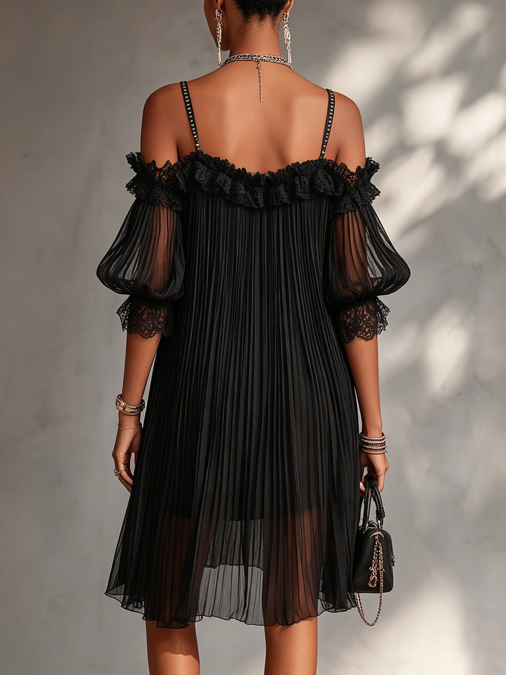 CAMILLE | VESTITO MINI IN MUSSOLA NERA CON SPALLE SCOPERTE E BORDO IN PIZZO