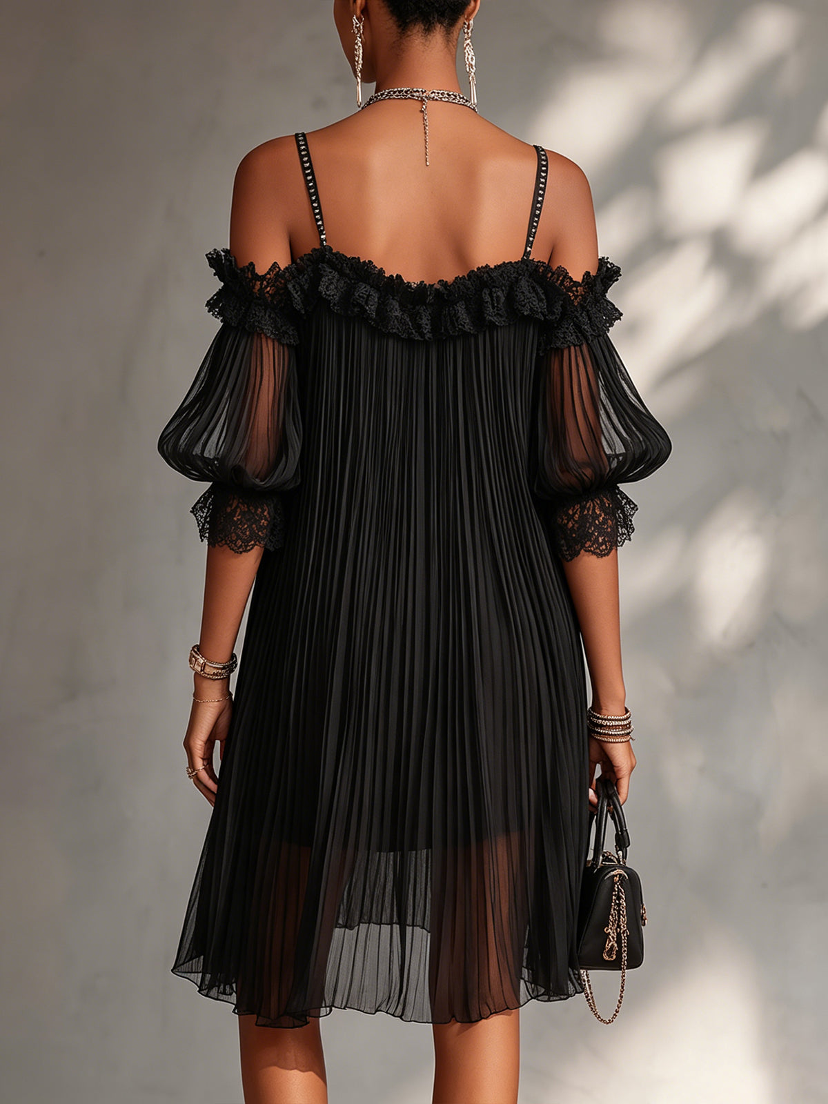 CAMILLE | VESTITO MINI IN MUSSOLA NERA CON SPALLE SCOPERTE E BORDO IN PIZZO