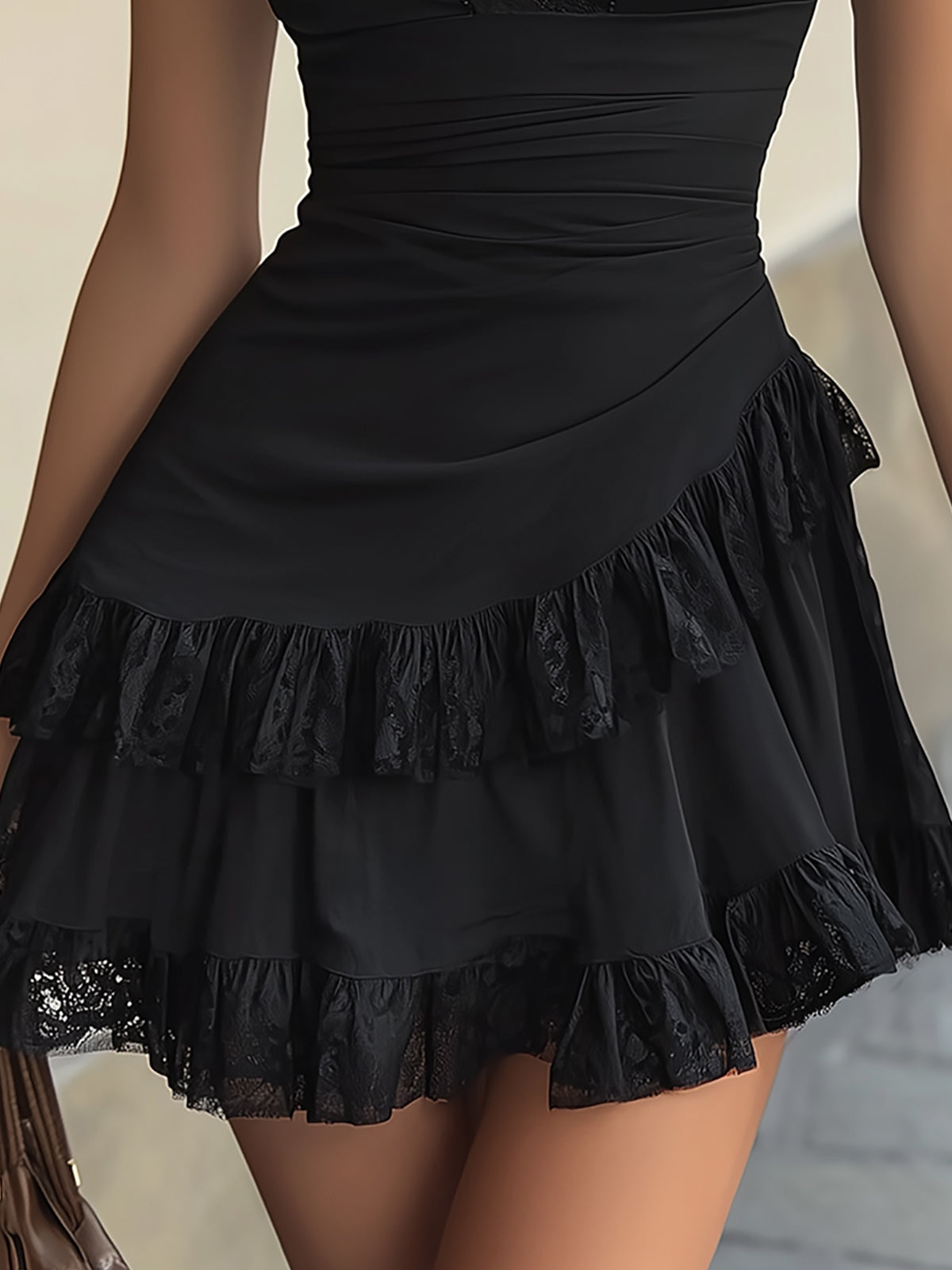 ESTELLE | VESTITO CORTO A BALZE IN PIZZO NERO E SCOLLO A V