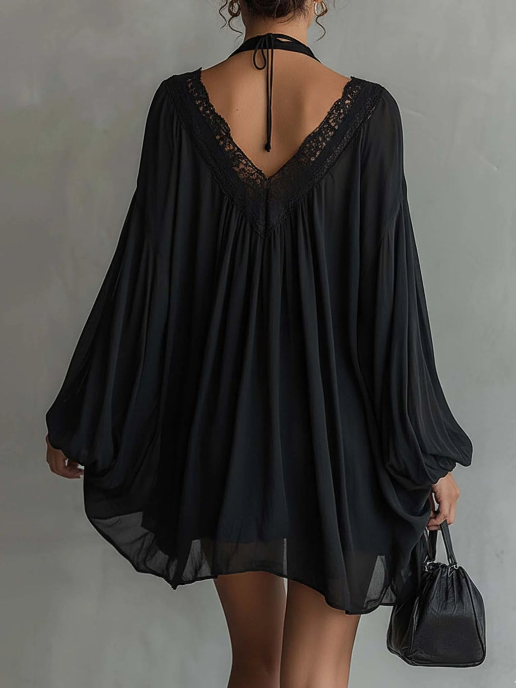 CASSANDRE | MINIABITO IN MOUSSELINE NERA, SCOLLO IN PIZZO