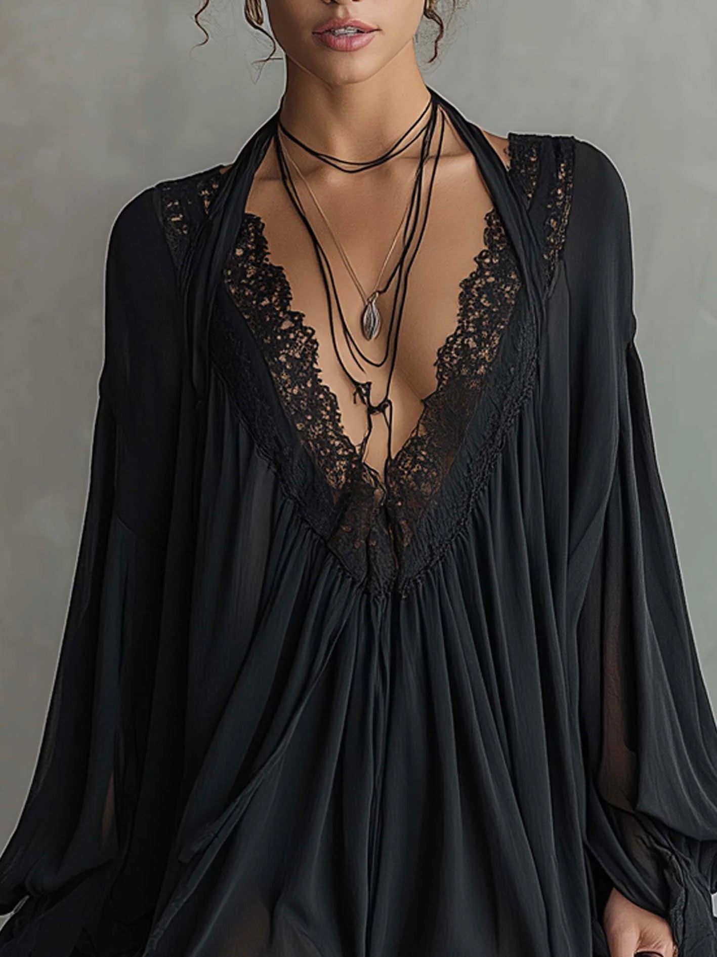 CASSANDRE | MINIABITO IN MOUSSELINE NERA, SCOLLO IN PIZZO