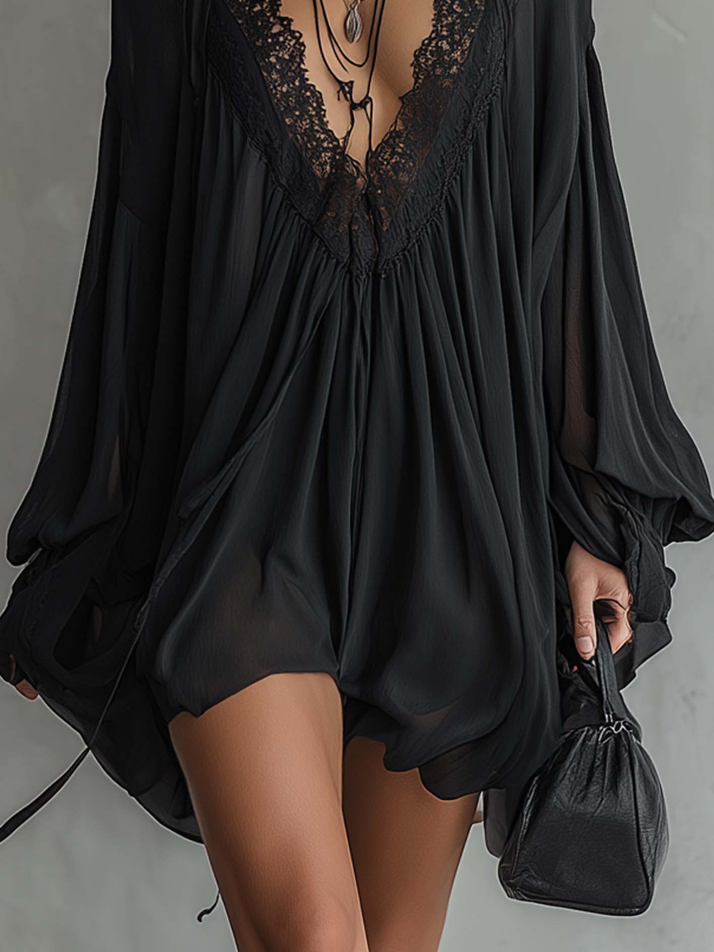 CASSANDRE | MINIABITO IN MOUSSELINE NERA, SCOLLO IN PIZZO