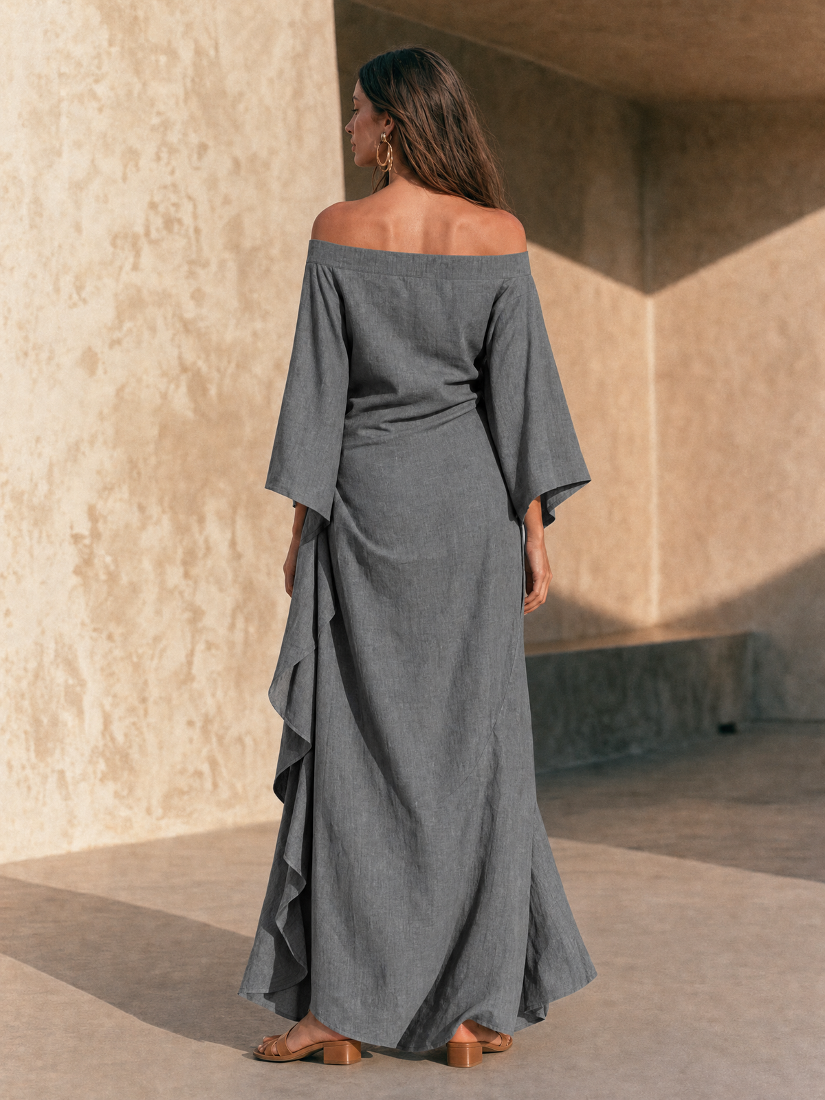 AURE | ABITO MAXI MINIMALISTA CON SPALLE SCOPERTE, ORLO CON VOLANT E MANICHE SVASATE