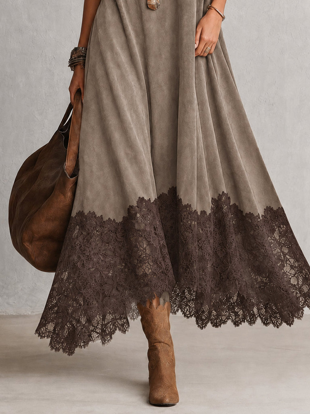 ABITO LUNGO MARRONE EFFETTO CAMOSCIO CON MANICHE LUNGHE E BORDO IN PIZZO VINTAGE