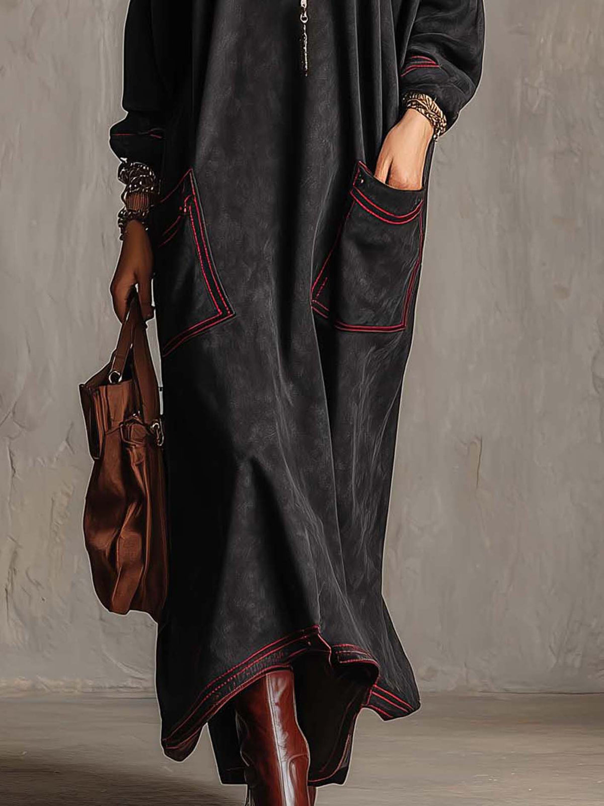 MARIELLE | ABITO MAXI IN SUÉDINE NERA CON CUCITURE A CONTRASTO ROSSE E TASCHE APPLICATE