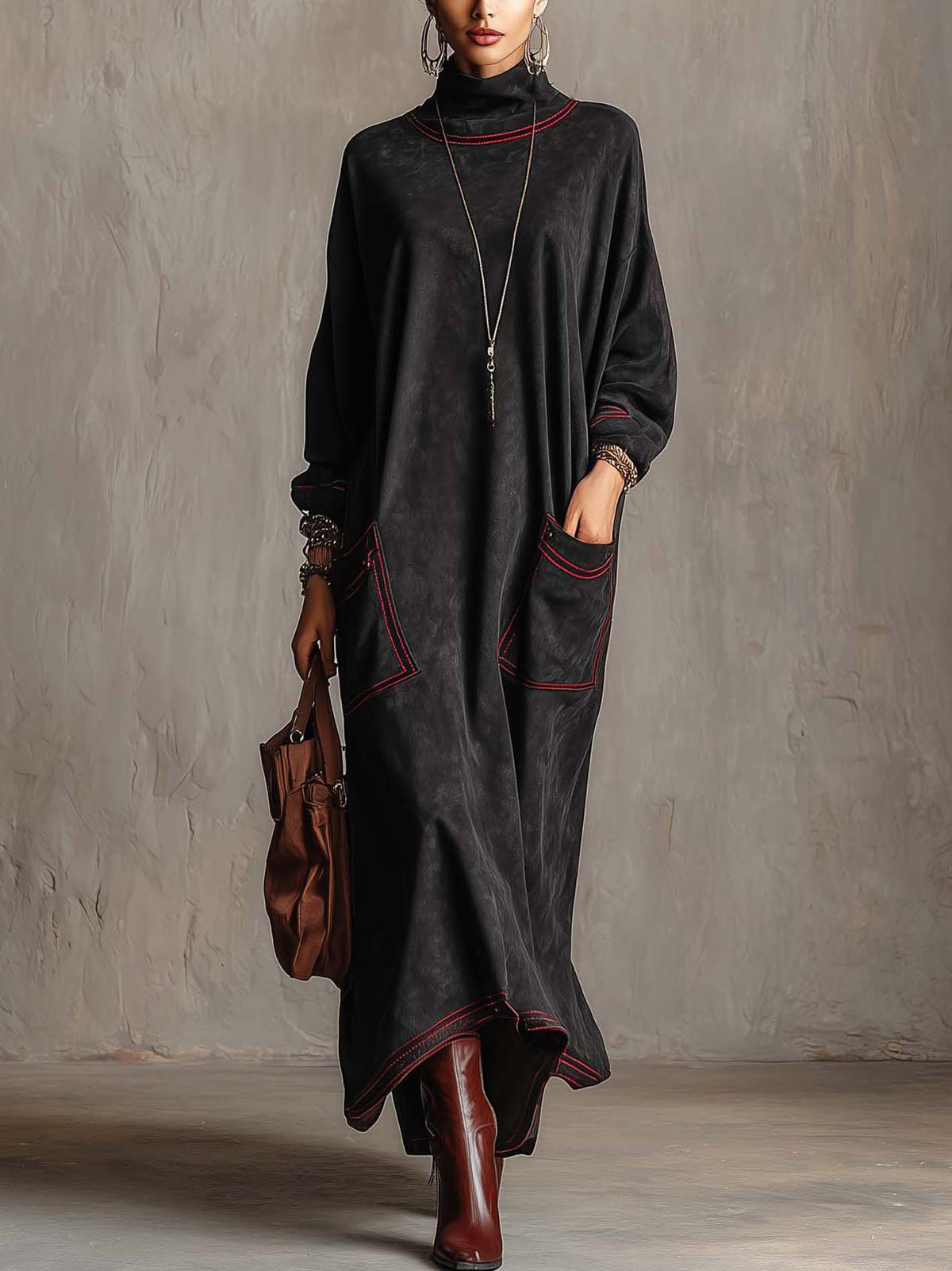 MARIELLE | ABITO MAXI IN SUÉDINE NERA CON CUCITURE A CONTRASTO ROSSE E TASCHE APPLICATE
