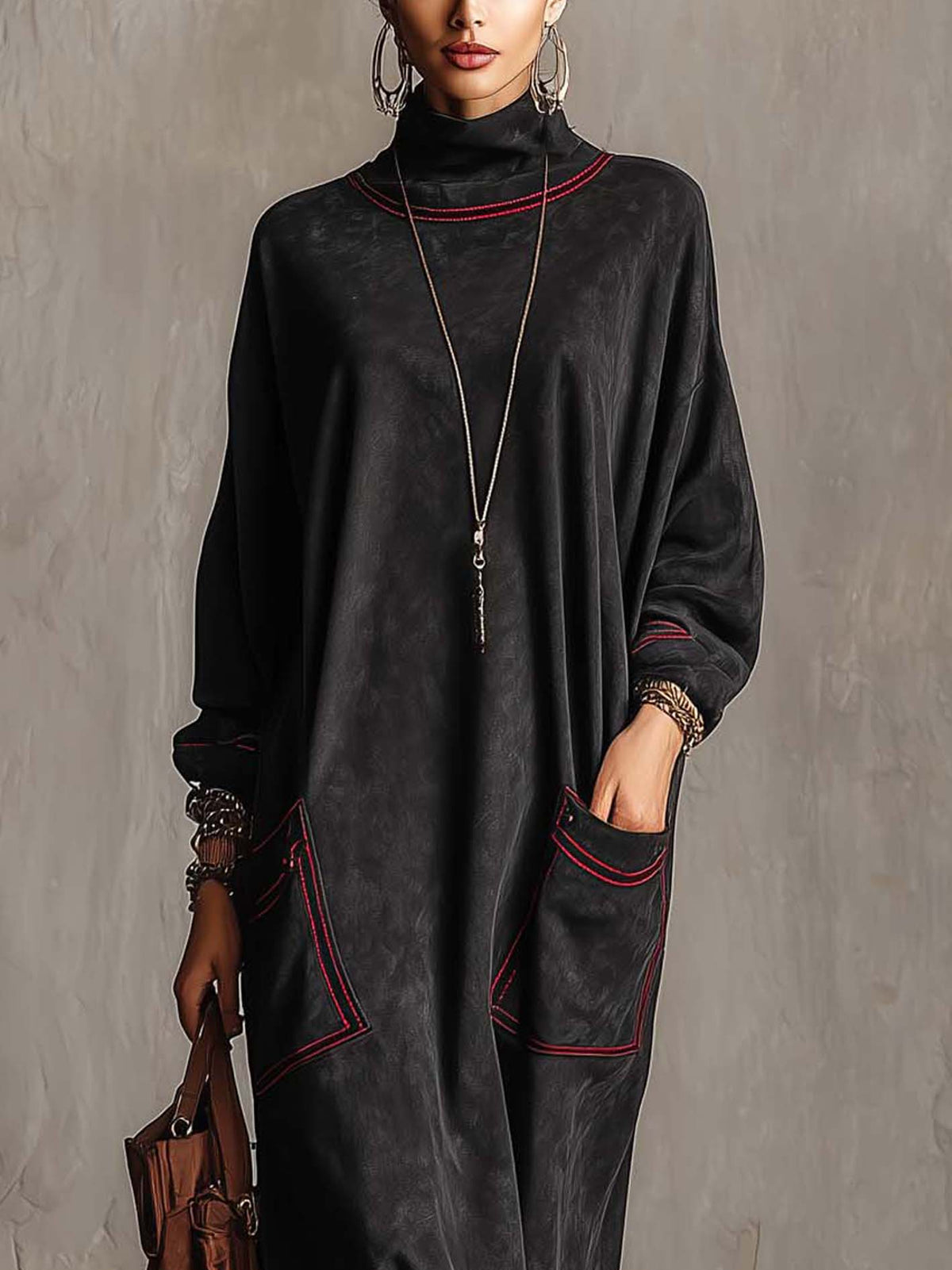 MARIELLE | ABITO MAXI IN SUÉDINE NERA CON CUCITURE A CONTRASTO ROSSE E TASCHE APPLICATE