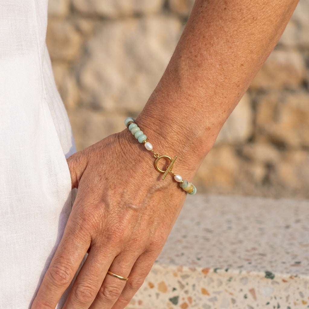 BRACCIALE CON PERLE TURCHESI E CHIUSURA A TOGGLE