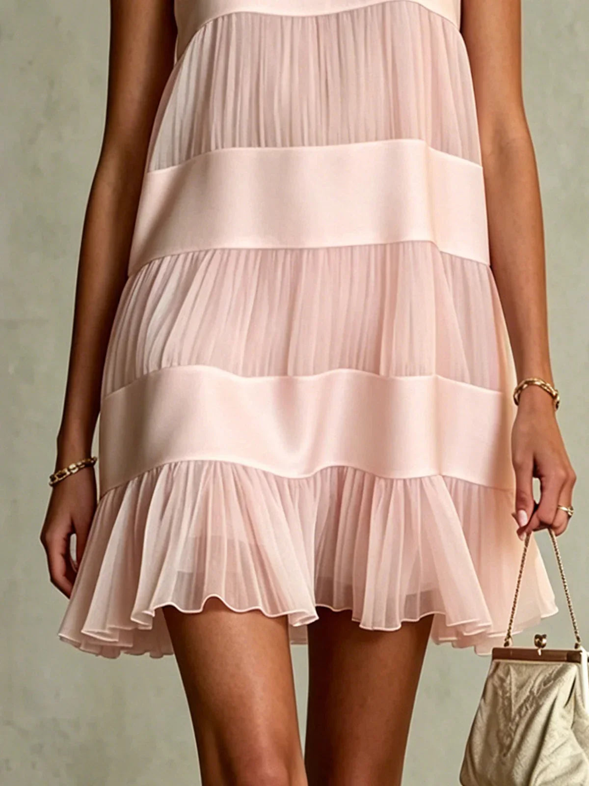 Stella | Vestito Mini in chiffon rosa chiaro plissettato con motivo a strati e patchwork