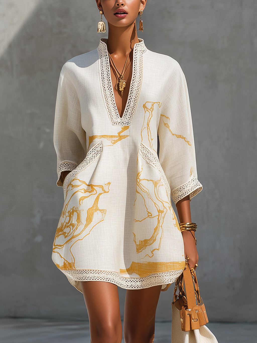 ALIÉNOR | VESTITO MINI IN PIZZO ALL'UNCINETTO AVORIO CON MOTIVI DORATI E SCOLLO A V