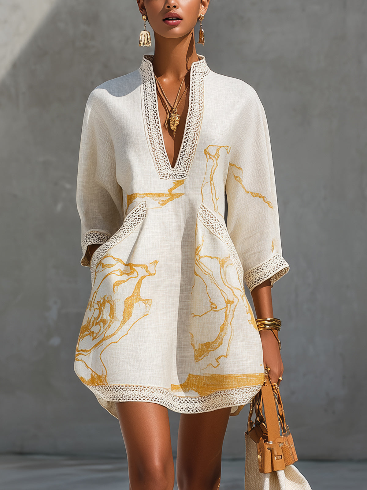 ALIÉNOR | VESTITO MINI IN PIZZO ALL'UNCINETTO AVORIO CON MOTIVI DORATI E SCOLLO A V