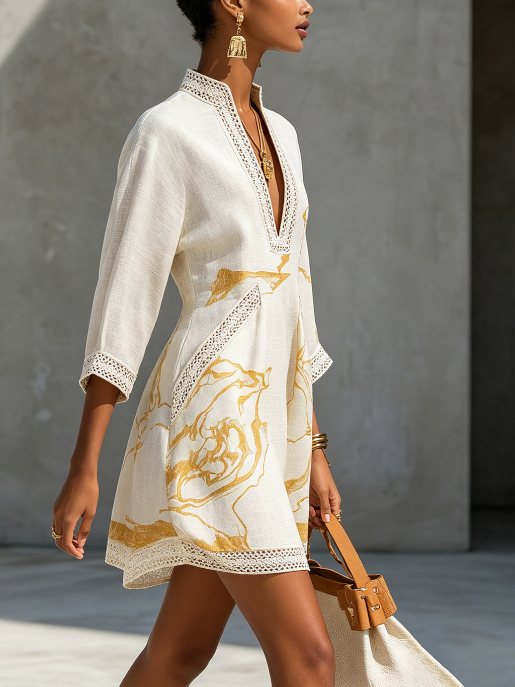 ALIÉNOR | VESTITO MINI IN PIZZO ALL'UNCINETTO AVORIO CON MOTIVI DORATI E SCOLLO A V