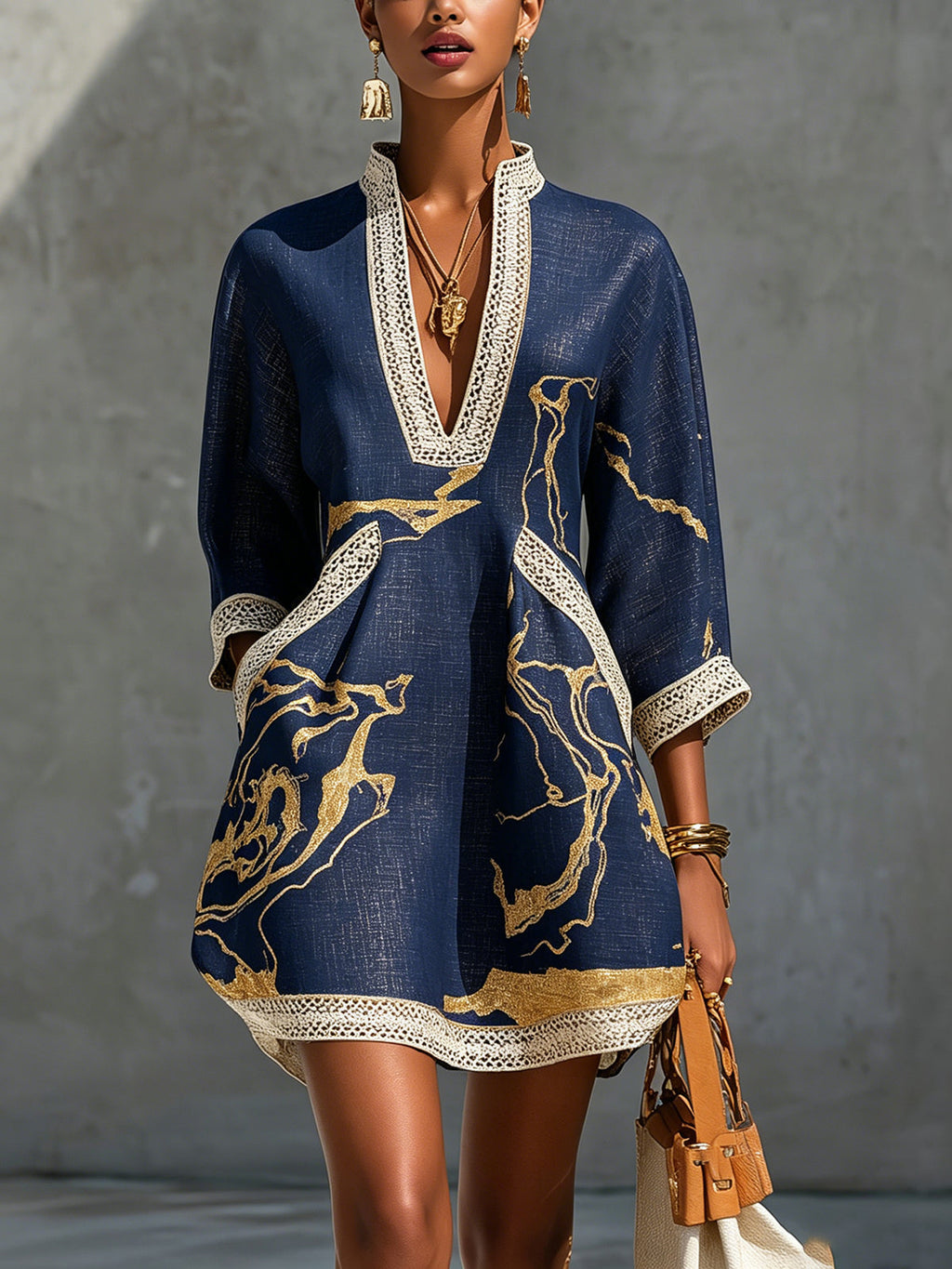 COSETTE | VESTITO MINI IN PIZZO ALL'UNCINETTO BLU NAVY CON MOTIVI DORATI E SCOLLO A V
