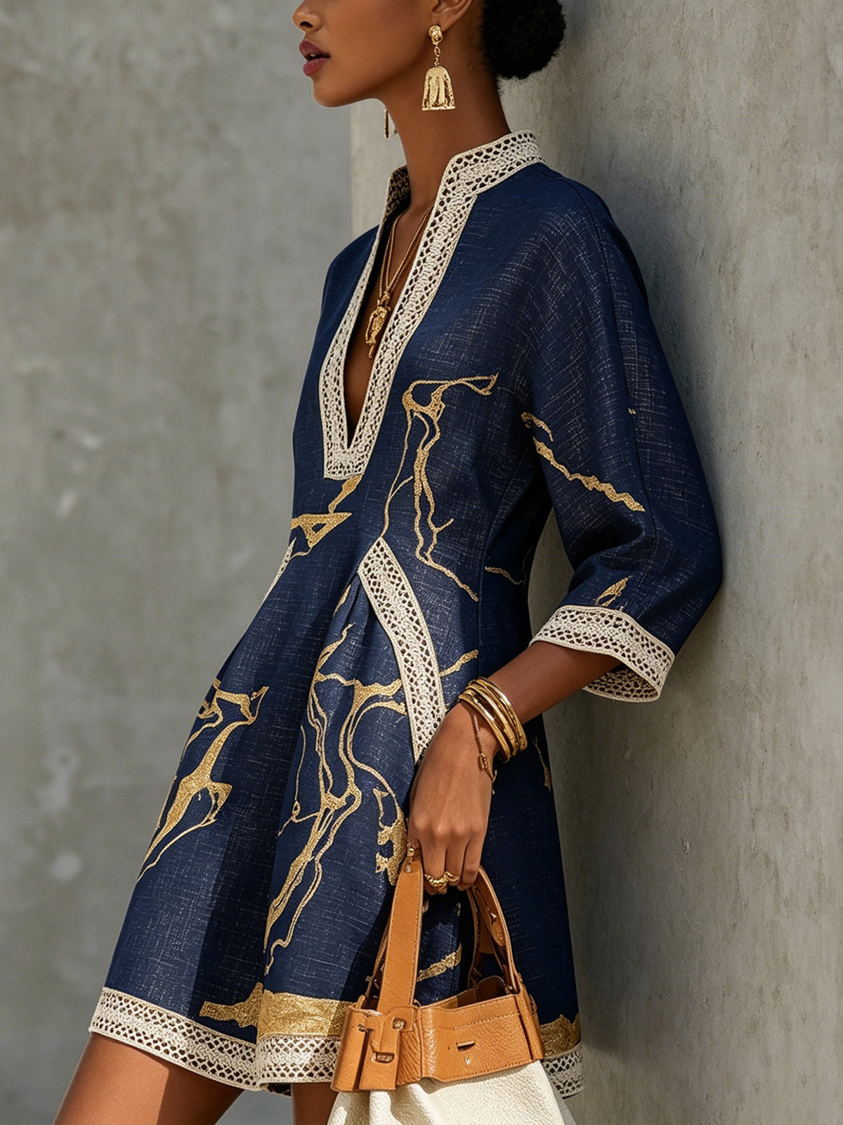 COSETTE | VESTITO MINI IN PIZZO ALL'UNCINETTO BLU NAVY CON MOTIVI DORATI E SCOLLO A V