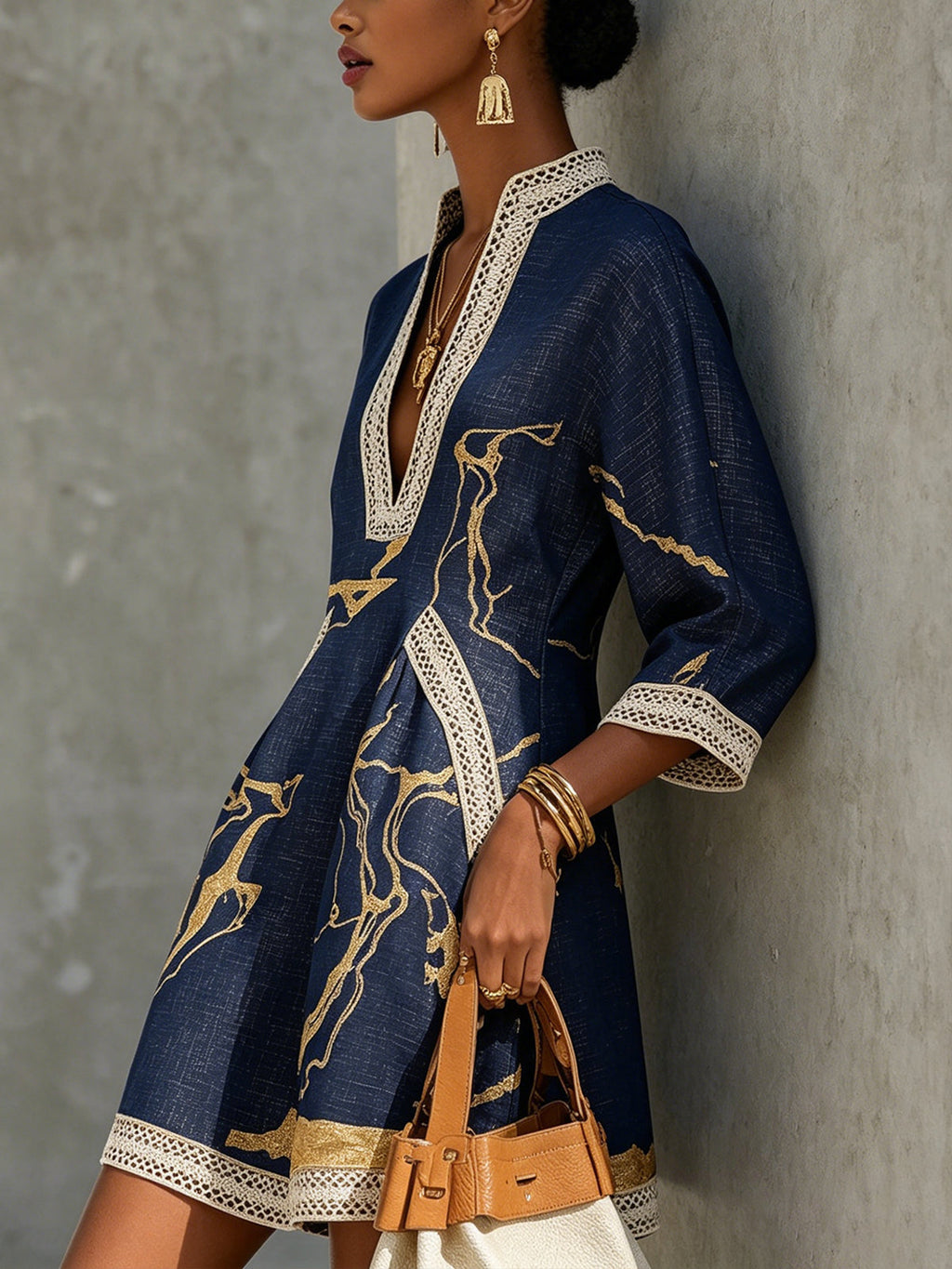 ASTRÉE | MINI ABITO CON SCOLLO A V, STAMPA DORATA BLU NAVY