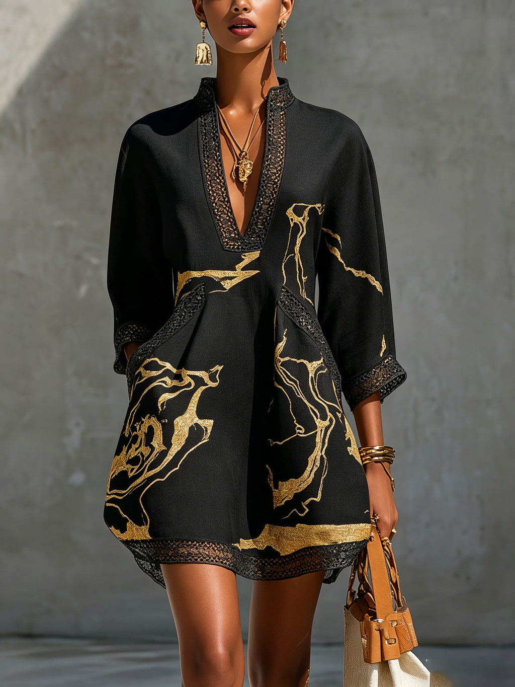 LÉONIE | VESTITO MINI IN PIZZO ALL'UNCINETTO NERO CON MOTIVI DORATI E SCOLLO A V