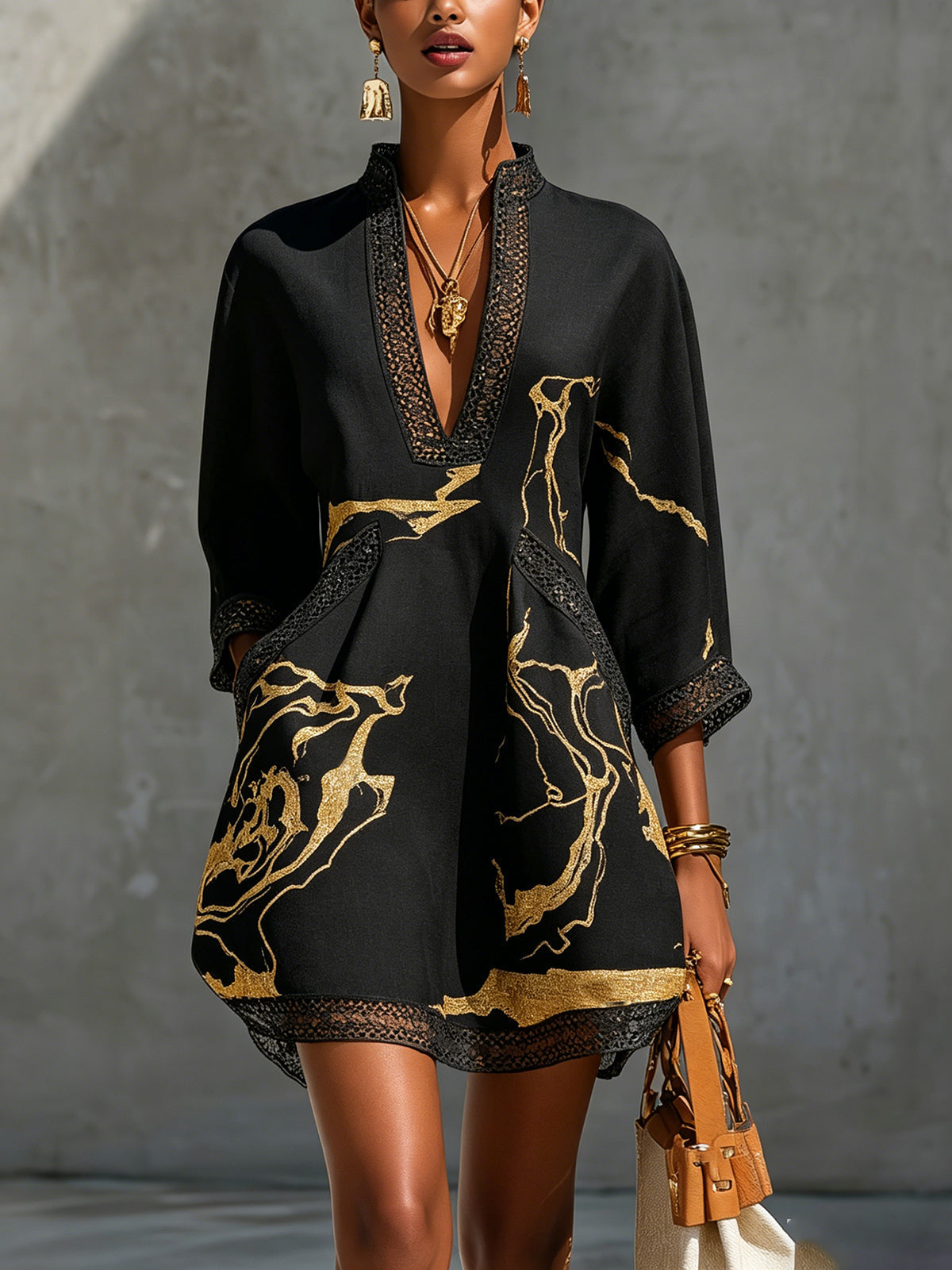 LÉONIE | VESTITO MINI IN PIZZO ALL'UNCINETTO NERO CON MOTIVI DORATI E SCOLLO A V