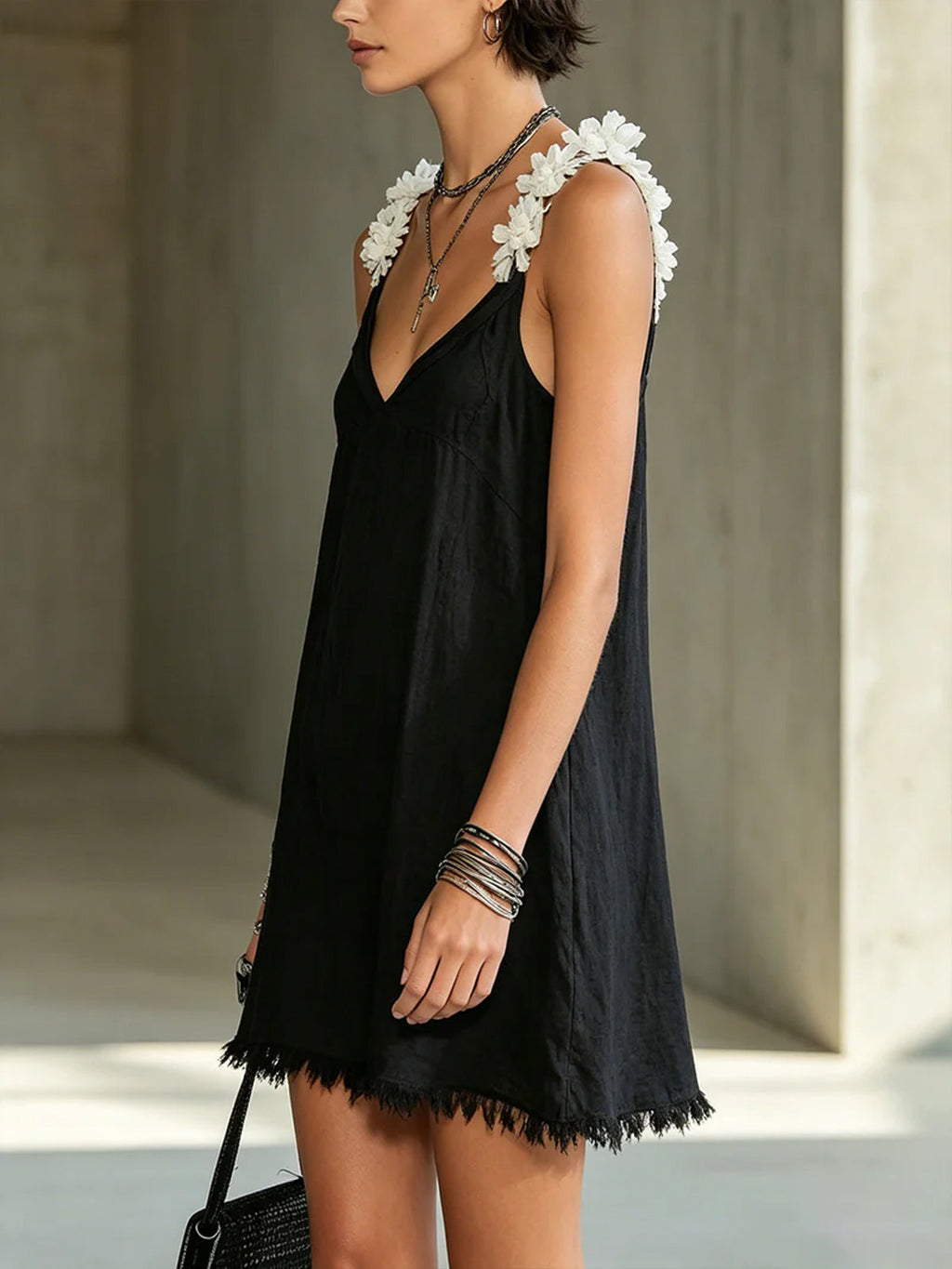 NOÉMIE | VESTITO MINI NERO CON SCOLLO A V E SPALLINE FLOREALI