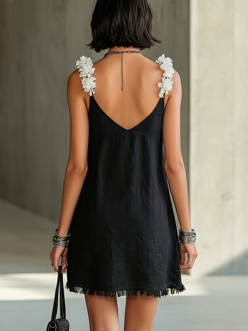 NOÉMIE | VESTITO MINI NERO CON SCOLLO A V E SPALLINE FLOREALI