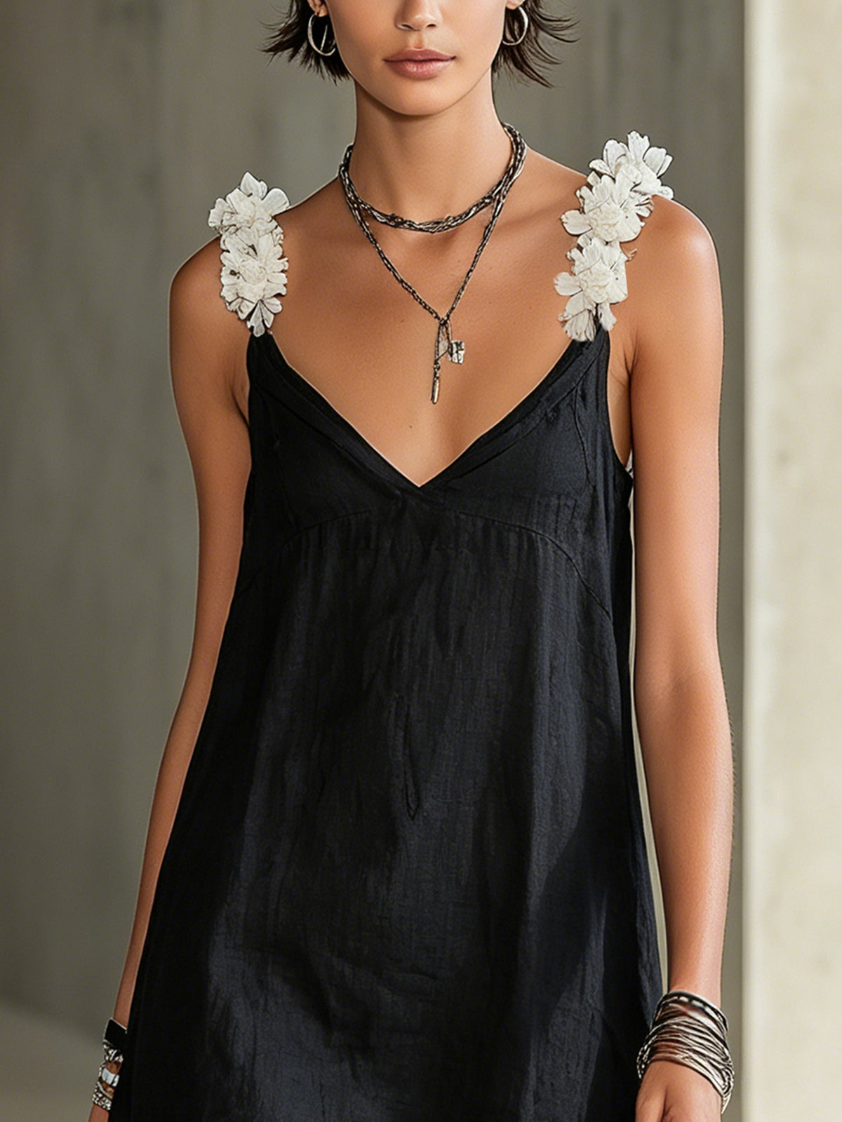 NOÉMIE | VESTITO MINI NERO CON SCOLLO A V E SPALLINE FLOREALI