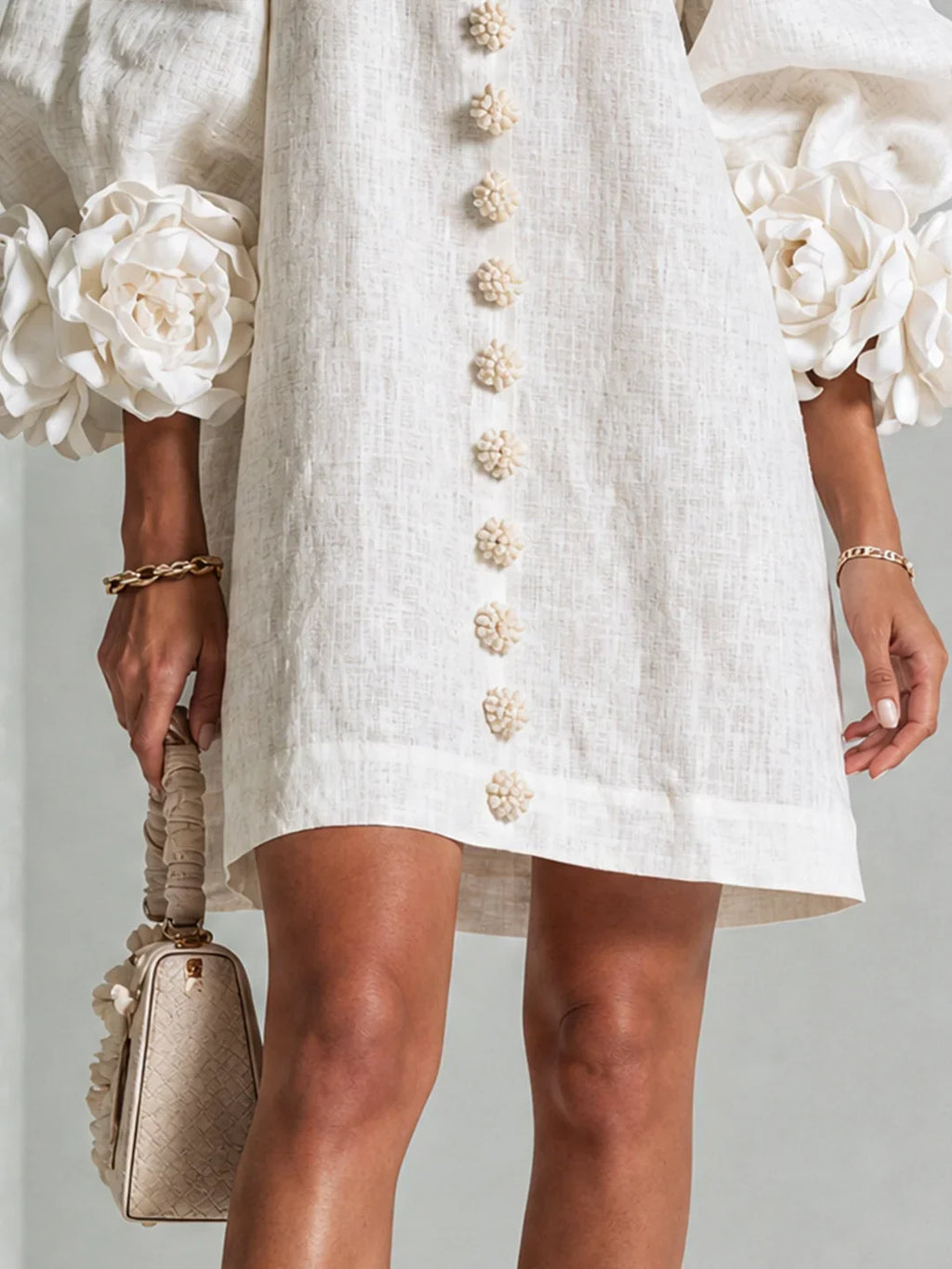 Elvira | Vestito Mini Bianco con Bottoni Floreali e Maniche Floreali