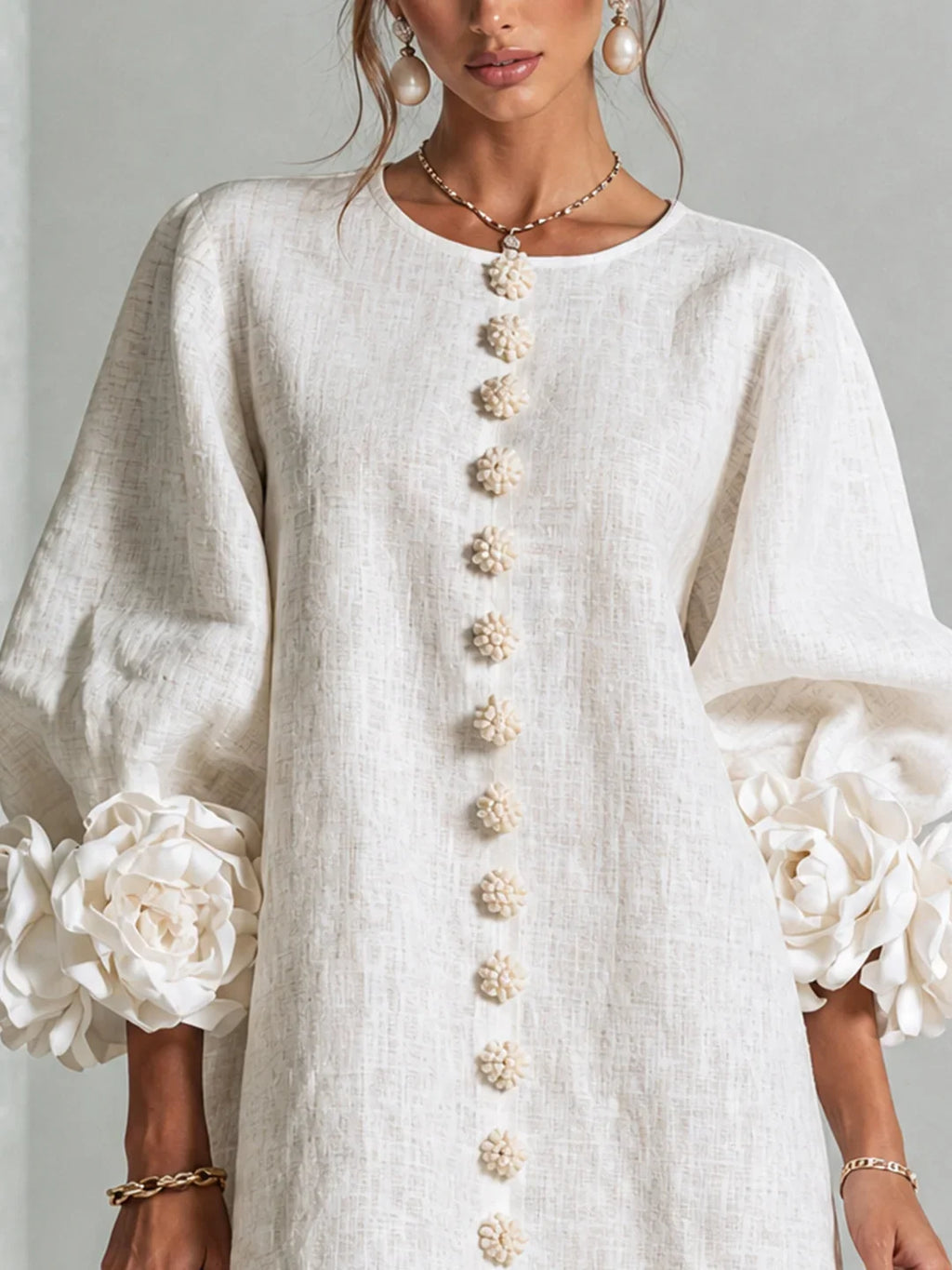 Elvira | Vestito Mini Bianco con Bottoni Floreali e Maniche Floreali