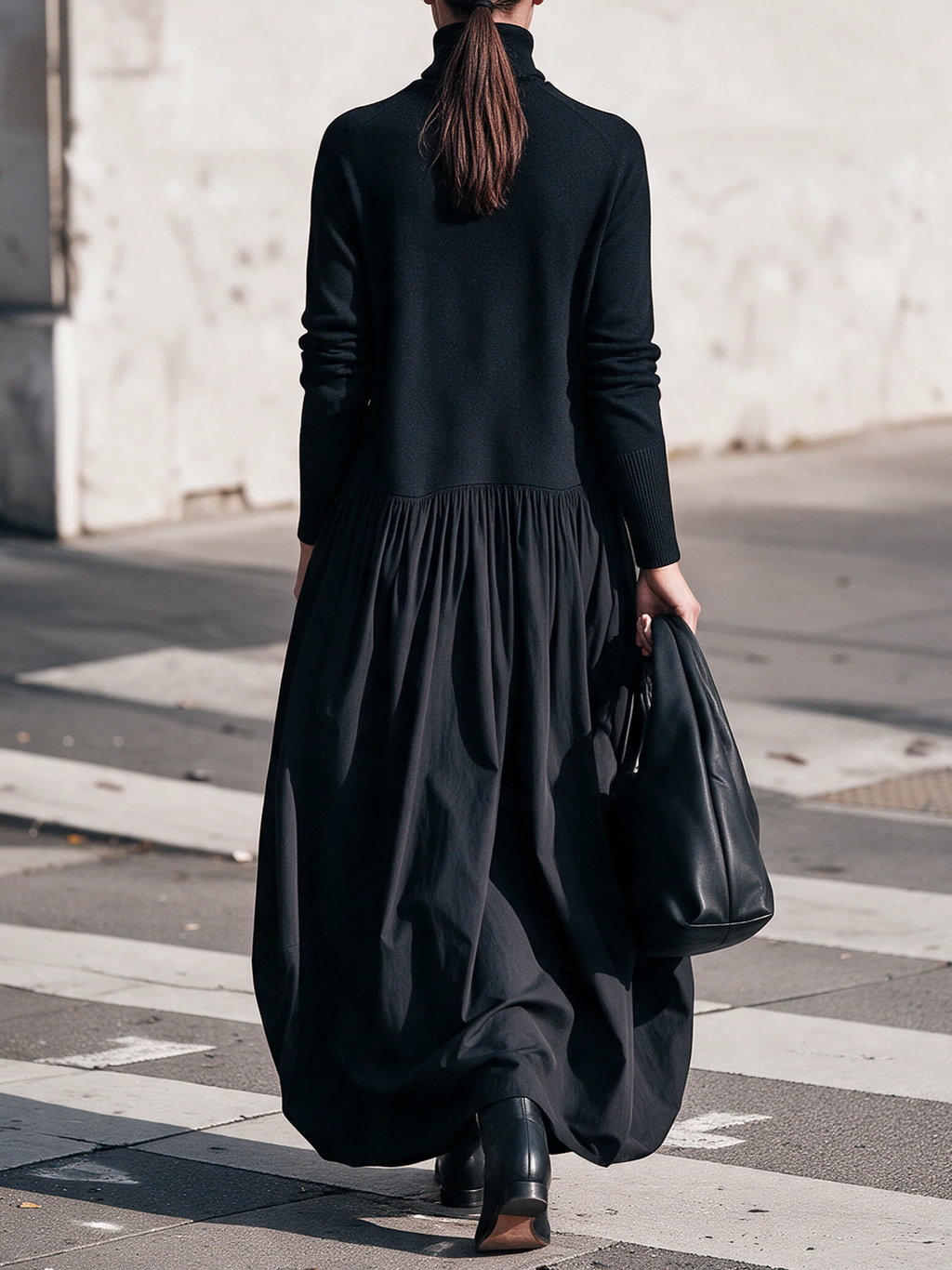 MAXI ABITO OVERSIZE NERO CON COLLO ALTO E DETTAGLIO TASCHE