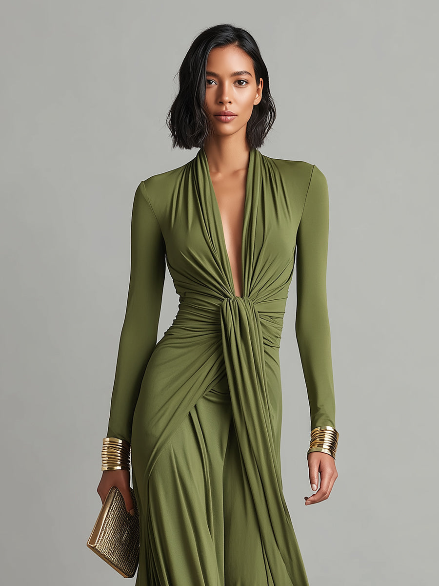 Abito lungo glamour verde oliva in seta elasticizzata con profondo scollo a V e dettagli arricciati