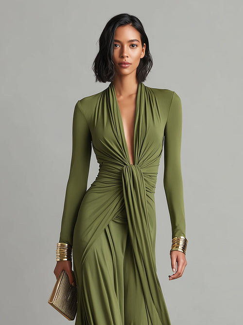 Abito lungo glamour verde oliva in seta elasticizzata con profondo scollo a V e dettagli arricciati