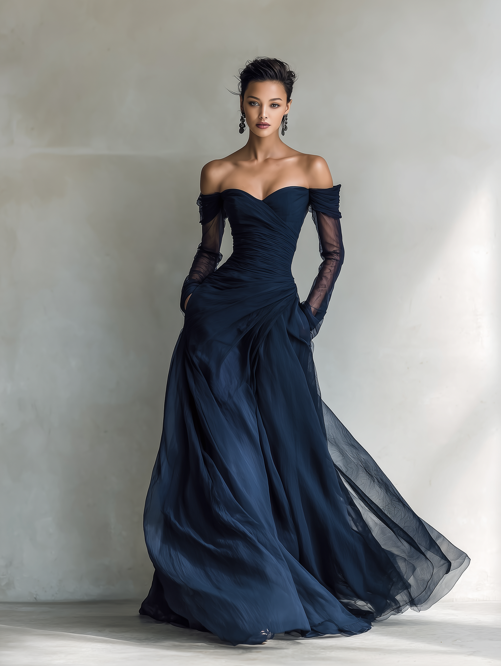 Abito lungo elegante in chiffon e organza blu scuro con maniche lunghe e spalle scoperte da donna