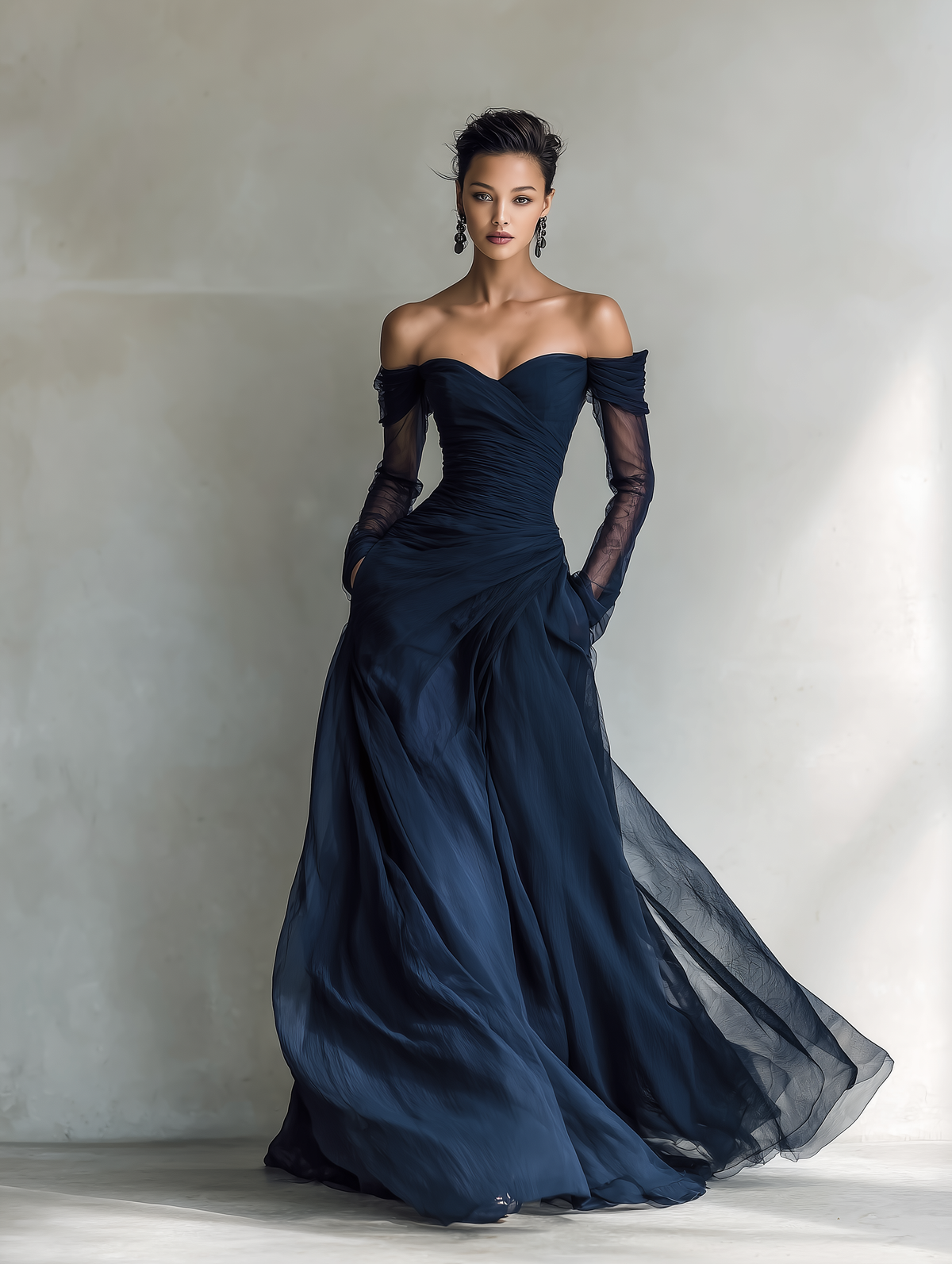 Abito lungo elegante in chiffon e organza blu scuro con maniche lunghe e spalle scoperte da donna